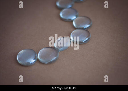 Klar, marmoriert mit Lichtreflexionen auf braunem Grund. Stockfoto