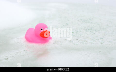Rosa Ente in eine Badewanne, Seife umgeben Stockfoto