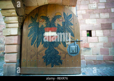 Adler Emblem an mittelalterliche Tor, Kaiserburg, Altstadt, Nürnberg, Franken, Bayern, Deutschland, Europa Stockfoto