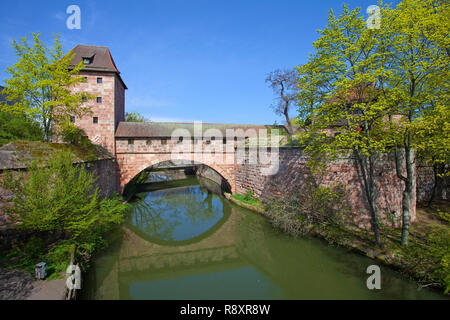 Alte Stadtmauer mit Brücke Bogen, Turm, der Spiegelung in Pegnitz, Altstadt, Altstadt, Nürnberg, Franken, Bayern, Deutschland, Europa Stockfoto