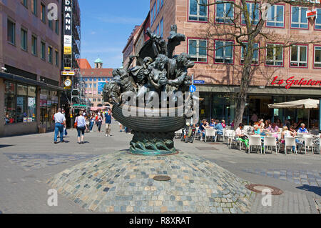 Straßencafe am Narrenschiff-Brunnen, Skulptur von Jürgen Weber, Altstadt, Nürnberg, Mittelfranken, Franken, Bayern, Deutschland | Narrenschiff fountai Stockfoto