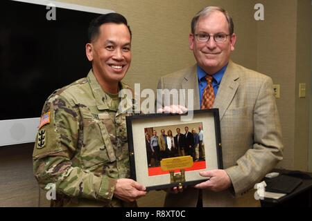 Brig. Gen. Mark Spielzeug, Große Seen und Ohio River Division Commander in Cincinnati, Ohio, beglückwünscht Mike Wilson, US-Armee Korps der Ingenieure Nashville Bezirk Deputy District Ingenieur für Projektmanagement, auf seiner bevorstehenden Pensionierung und stellt ihm ein Foto von ihm und all seinen Kollegen während der Nashville bezirk Sitz in Nashville, Tennessee, 16. März 2017 zu besuchen. (USACE Stockfoto