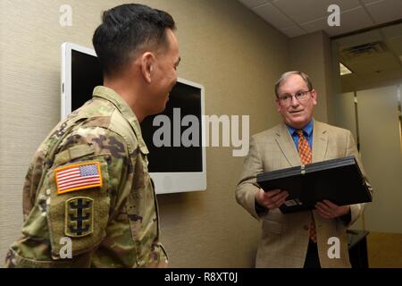 Mike Wilson, US-Armee Korps der Ingenieure Nashville Bezirk Deputy District Ingenieur für Projektmanagement, Kommentare, nachdem Sie ein Foto von ihm und allen seinen Amtskollegen aus Brig. Gen. Mark Spielzeug, Große Seen und Ohio River Division Commander, im Bezirk Sitz in Nashville, Tennessee, 16. März 2017. Die allgemeinen bildete die Darstellung zu Ehren von Wilson's Abgang am Ende des Monats. (USACE Stockfoto