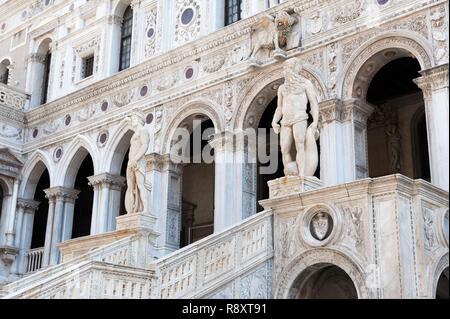 Italien, Veneto, Venedig, ein UNESCO Weltkulturerbe, Palazzo Ducale (Dogenpalast) mit Scala dei Giganti (Giant's Treppenhaus) Stockfoto