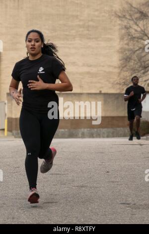 Kimberly Danette Olarte, eine Marine Corps poolee in der Marine Corps verzögert Eintrag Programm, schiebt sich Dabei sit-ups während der anfänglichen Stärke Test mit einziehenden Sub-Station Cary, North Carolina, 7. März 2017. In den letzten acht Monaten ist sie Training mit Ihrem Personalvermittler in der DEP, die körperlich und geistig Bewerber bereitet sich auf die Herausforderungen, die Sie beim Training. Für diese IST-olarte haben ein Pull-up, 99 Crunches und ein 10-Minuten- und 24-zweite 1,5 Meile laufen für eine Punktzahl von 269 von insgesamt 300. Stockfoto