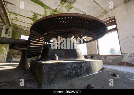 Abgebrochene Wassermühle rostigem Eisen Rad natürlichen Hintergrund Stockfoto