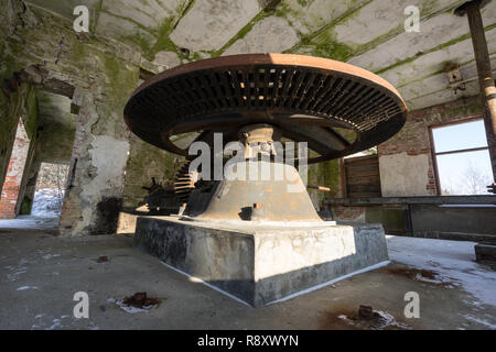 Abgebrochene Wassermühle rostigem Eisen Rad natürlichen Hintergrund Stockfoto