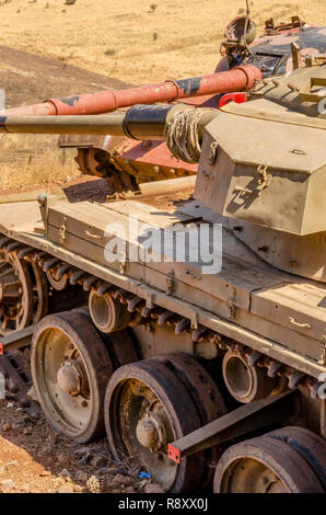 Syrische T62 Tank vor einem israelischen Centurion Tanks auf das Tal der Tränen aus dem Yom Kippur Krieg in Israel im Jahr 1973 Stockfoto