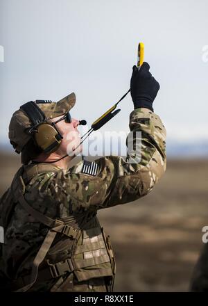 Tech. Sgt. Ben Domain, ein Überleben, Steuerhinterziehung, Widerstand und Flucht (SERE) Spezialisten mit der 308Th Rescue Squadron, Kontrollen Wind-geschwindigkeit in der Landezone für pararescuemen Fallschirmspringen aus einem HC-130J Bekämpfung King II, 2. März 2017, im Orchard Combat Training Center in Idaho, während der einsatzvorbereitenden Ausbildung für die Rettung 305th Squadron. Die 305Th RQS, in Davis-Monthan Air Force Base, Ariz befindet, ist die Durchführung von Schulungen in der Idaho Air National Guard Orchard Combat Training Center, ein 143.000-Morgen-live - Feuer Bereich südlich von Boise, Idaho, abzuziehen, alle ihre Suche und Rettung proc Stockfoto