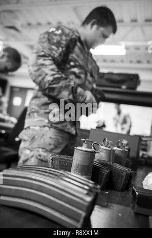 Senior Airman Rory Whipple, ein pararescueman mit der 308Th Rescue Squadron, lädt eine Zeitschrift mit Munition, 2. März 2017, bei Gowen Field, Idaho, während der einsatzvorbereitenden Ausbildung für die Rettung 305th Squadron. Die 305Th RQS, in Davis-Monthan Air Force Base, Ariz befindet, ist die Durchführung von Schulungen in der Idaho Air National Guard Orchard Combat Training Center, ein 143.000-Morgen-live - Feuer Bereich südlich von Boise, Idaho, alle ihre Suche und Rettung Verfahren vor der überschrift nach Südwesten Asien abzuziehen. Stockfoto