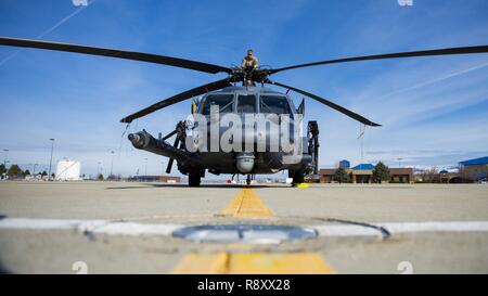 Master Sgt. Trevor Stevens, von der 943Rd Rettung Gruppe, untersucht die Rotoren eines HH-60G Pave Hawk Hubschrauber, 3. März 2017, bei Gowen Field, Idaho, während der einsatzvorbereitenden Ausbildung für die Rettung 305th Squadron. Die 305Th RQS, in Davis-Monthan Air Force Base, Ariz befindet, ist die Durchführung von Schulungen in der Idaho Air National Guard Orchard Combat Training Center, ein 143.000-Morgen-live - Feuer Bereich südlich von Boise, Idaho, alle ihre Suche und Rettung Verfahren vor der überschrift nach Südwesten Asien abzuziehen. Stockfoto
