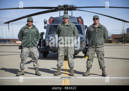 Drei Betreuer aus der 943Rd Maintenance Squadron stehen vor einem HH-60G Pave Hawk, 3. März 2017, bei Gowen Field, Idaho, während der einsatzvorbereitenden Ausbildung für die Rettung 305th Squadron. Die 305Th RQS, in Davis-Monthan Air Force Base, Ariz befindet, ist die Durchführung von Schulungen in der Idaho Air National Guard Orchard Combat Training Center, ein 143.000-Morgen-live - Feuer Bereich südlich von Boise, Idaho, alle ihre Suche und Rettung Verfahren vor der überschrift nach Südwesten Asien abzuziehen. Stockfoto