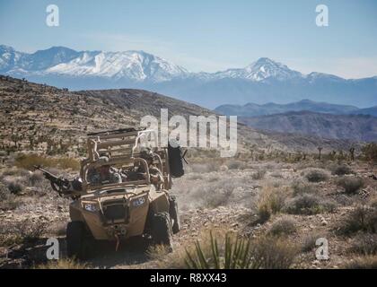 Grüne Barette vom 10 Special Forces Group (Airborne) Praxis off-road fahren während einer Übung im März 2017 auf der Nellis Air Force Base, Nevada. Die Ausbildung der US Air Force Waffen Schule integriert und enthalten gemeinsame, Szenario-basierte Training, dass erweiterte taktische Experten und Führungskräfte mit realen Erfahrung in fortschrittlichen Waffen und Taktiken. Stockfoto