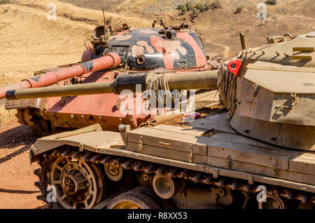 Syrische T62 Tank vor einem israelischen Centurion Tanks auf das Tal der Tränen aus dem Yom Kippur Krieg in Israel im Jahr 1973 Stockfoto