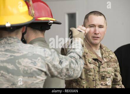 Us-Luftwaffe Kapitän Alexander Parsons, mit der 422Nd Sicherheitskräfte Squadron, gratuliert Flieger aus seinem geschwader nach konkurrieren in einem feuerwehrmänner Herausforderung an RAF Croughton, England am Okt. 5, 2018. Die Herausforderung war Teil der Kick-off-Veranstaltung für den vorbeugenden Brandschutz Woche die jährlich im Oktober in einer Bemühung, die Gemeinschaft über den Brandschutz und Vorbeugung zu informieren. Stockfoto
