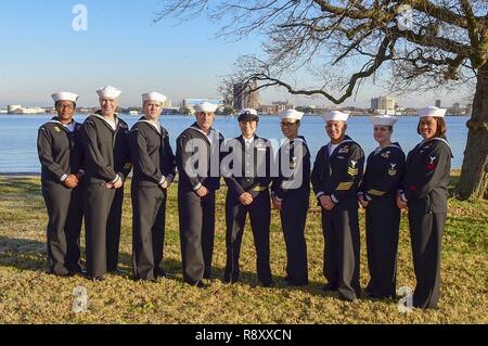 PORTSMOUTH, Virginia (31. 6, 2018) Hospital Corpsman 1. Klasse Karla Quintero (Mitte), von der Marine Umwelt- und Präventivmedizin Unit 5, Marine Medizin Ost (NME) regionale Sailor oder das Jahr (Soja), steht mit acht anderen Befehl nominierten Segler des Jahres nach dem NME jährliche regionale Soja Zeremonie Dez. 6. NME ist einer von zwei regionalen Befehle, global health care Marine Medizin Netzwerk durch die Überwachung der Lieferung von medizinischen, zahnmedizinischen verwalten und andere Gesundheitsdienstleistungen auf etwa eine Million Patienten über fast 100 Einrichtungen. Stockfoto