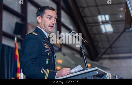 Oberstleutnant Scott Morley, Commander, Phoenix Recruiting Battalion, liefert die grundsatzrede auf der jährlichen Tucson Hispanic Handelskammer 40 unter 40 Preisverleihung, Dez. 4, Pima Air & Space Museum, Tucson, Ariz. Ziel des Awards ist 40 Personen unter dem Alter von 40 bedeutende Leistungen und Beiträge zu Ihrem Beruf und der Gemeinschaft zu erkennen. Stockfoto