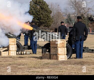 Soldaten zu Batterie C, 2nd Battalion, 77th Field Artillery Regiment, 2 Infantry Brigade Combat Team, 4 Infanterie Division, Brand einer einzigen Volley, Dez. 6 zugeordnet, während ein 21-Gun Salute das Überschreiten des ehemaligen US-Präsidenten George H.W. zu Ehren Bush, an Gründer Feld Fort Carson, Colo Der 41. Präsident der Vereinigten Staaten starb am 30. November 2018. Stockfoto