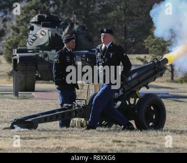 Soldaten zu Batterie C, 2nd Battalion, 77th Field Artillery Regiment, 2 Infantry Brigade Combat Team, 4 Infanterie Division, Brand einer einzigen Volley, Dez. 6 zugeordnet, während ein 21-Gun Salute das Überschreiten des ehemaligen US-Präsidenten George H.W. zu Ehren Bush, an Gründer Feld Fort Carson, Colo Der 41. Präsident der Vereinigten Staaten starb am 30. November 2018. Stockfoto