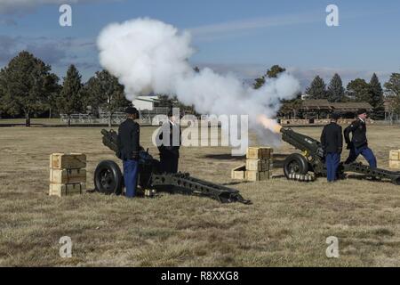 Soldaten zu Batterie C, 2nd Battalion, 77th Field Artillery Regiment, 2 Infantry Brigade Combat Team, 4 Infanterie Division, Brand einer einzigen Volley, Dez. 6 zugeordnet, während ein 21-Gun Salute das Überschreiten des ehemaligen US-Präsidenten George H.W. zu Ehren Bush, an Gründer Feld Fort Carson, Colo Der 41. Präsident der Vereinigten Staaten starb am 30. November 2018. Stockfoto