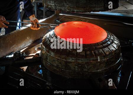 Frankreich, Pyrenäen, Ariège, Niaux, Les Forges de Niaux, Münze Spritzgießmaschine in einem industriellen Schmieden Stockfoto