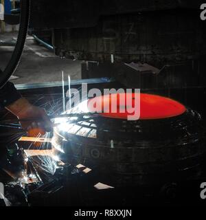 Frankreich, Pyrenäen, Ariège, Niaux, Les Forges de Niaux, Münze Spritzgießmaschine in einem industriellen Schmieden Stockfoto