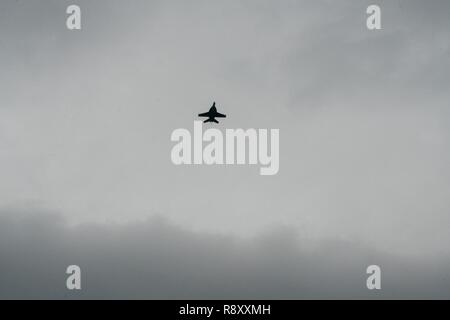 COLLEGE STATION, TX. (31. 6, 2018) - Naval aviators durch verschiedene Befehle unter Commander, Strike Fighter Wing Atlantik und Commander, Naval Air Force Atlantic, die aus Naval Air Station Oceana, Fliegen eine 21-jet fehlende Mann formation über die George Bush Bibliothek und Museum an der Beisetzung Zeremonie für den verstorbenen Präsidenten George H.W. Bush. Neben als Führer unserer Nation, von 1989-1993 als 41. Präsident der Vereinigten Staaten, Herr Bush war ein Naval aviator während des Zweiten Weltkrieges und erhielt den Distinguished Flying Cross für seinen heldenhaften Aktionen im Pazifik. Fast 4.000 m Stockfoto