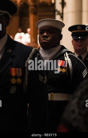 Ein Mitglied der militärische Ehrengarde Märsche entfernt während des ehemaligen Präsidenten George H. W. Bush's Funeral in Houston, Texas, Dez. 6, 2018. Fast 4.000 militärische und zivile Personal aus über alle Niederlassungen der US-Streitkräfte, einschließlich der Reserve und der National Guard Komponenten, sofern zeremoniellen Unterstützung bei der Beerdigung von George H. W. Bush, der 41. Präsident der Vereinigten Staaten. Stockfoto