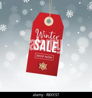 Winter sale Plakat Vorlage. Hängende rote Geschenkanhänger, Etikett mit Lebkuchen cookie, fallende Schneeflocken bokeh Lichter und verschwommenen Hintergrund. Moderne Vector Illustration. Geschäftskonzept. Stock Vektor