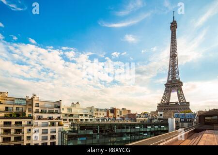 Frankreich, Paris, Quai Branly Museum Terrasse und Blick auf den Eiffelturm. Stockfoto