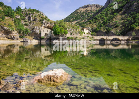 Brücke über den See von San Domenico in den Schluchten Des Schützen Stockfoto