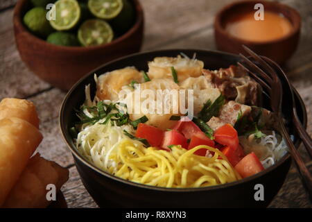 Soto Mie Bogor. Sundanesischen beef Noodle Soup von Bogor, West Java. Beliebt in Bogor und Jakarta. Stockfoto