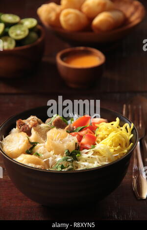 Soto Mie Bogor. Sundanesischen beef Noodle Soup von Bogor, West Java. Beliebt in Bogor und Jakarta. Stockfoto