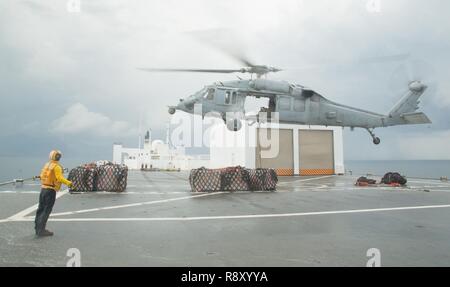 TRUJILLO, Honduras (31. 6, 2018) Eine MH-60S Seahawk, zugeordnet zu der "Ritter" der Hubschrauber Meer Combat Squadron (HSC) 22, führt eine vertikale Nachschub an Bord der Hospital Ship USNS Comfort (T-AH 20). Komfort ist auf einem 11-Woche medizinische Unterstützung Mission in Zentral- und Südamerika als Teil des US Southern Command's Enduring Promise Initiative. Arbeiten mit Gesundheit und Regierung Partner in Ecuador, Peru, Kolumbien und Honduras, die EINGESCHIFFTEN medizinisches Team kümmert sich an Bord und an Land-basierte medizinische Websites, wodurch der Druck auf die nationalen medizinischen Systeme zu entlasten, die teilweise durch eine i Stockfoto