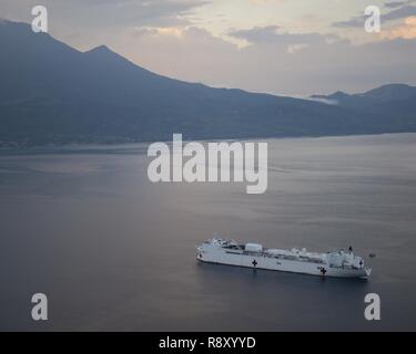 TRUJILLO, Honduras (31. 6, 2018) Das Hospital Ship USNS Comfort (T-AH 20) ist vor der Küste von Honduras im Rahmen einer 11-wöchigen medizinische Unterstützung Mission in Zentral- und Südamerika als Teil des US Southern Command's Enduring Promise Initiative verankert. Arbeiten mit Gesundheit und Regierung Partner in Ecuador, Peru, Kolumbien und Honduras, die EINGESCHIFFTEN medizinisches Team kümmert sich an Bord und an Land-basierte medizinische Websites, wodurch der Druck auf die nationalen medizinischen Systeme zu entlasten, zum Teil durch eine Zunahme der grenzüberschreitenden Migranten. Die Einrichtung spiegelt die anhaltende Versprechen der Usa von Fr Stockfoto