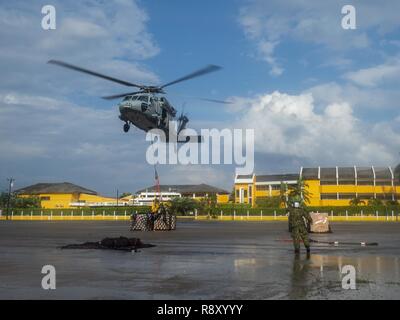 TRUJILLO, Honduras (31. 6, 2018) - einem MH-60S Seahawk, zu der "Ritter" der Hubschrauber Meer Combat Squadron (HSC) 22, bewegt sich die medizinische Versorgung an Land während des vertikalen Regalauffüllung zugeordnet. USNS Comfort (T-AH20) ist auf einer 11-Woche medizinische Unterstützung Mission in Zentral- und Südamerika als Teil des US Southern Command's Enduring Promise Initiative. Arbeiten mit Gesundheit und Regierung Partner in Ecuador, Peru, Kolumbien und Honduras, die EINGESCHIFFTEN medizinisches Team kümmert sich an Bord und an Land-basierte medizinische Websites, wodurch der Druck auf die nationalen medizinischen Systeme zu entlasten, teilweise verursacht b Stockfoto