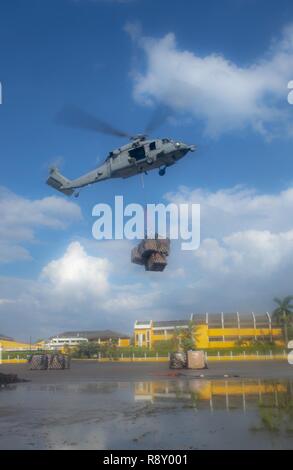 TRUJILLO, Honduras (31. 6, 2018) - einem MH-60S Seahawk, zu der "Ritter" der Hubschrauber Meer Combat Squadron (HSC) 22, bewegt sich die medizinische Versorgung an Land während des vertikalen Regalauffüllung zugeordnet. USNS Comfort (T-AH20) ist auf einer 11-Woche medizinische Unterstützung Mission in Zentral- und Südamerika als Teil des US Southern Command's Enduring Promise Initiative. Arbeiten mit Gesundheit und Regierung Partner in Ecuador, Peru, Kolumbien und Honduras, die EINGESCHIFFTEN medizinisches Team kümmert sich an Bord und an Land-basierte medizinische Websites, wodurch der Druck auf die nationalen medizinischen Systeme zu entlasten, teilweise verursacht b Stockfoto