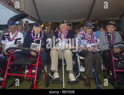 PEARL HARBOR (31. 7, 2018) Pearl Harbor und WWII Veteranen nehmen an der Nationalen Pearl Harbor Erinnerung Tag der 77-jährige Jubiläumsfeier. Die Zeremonie wurde in Erinnerung an die 2.390 amerikanischen Verluste während der Angriff auf Pearl Harbor verloren gehalten und auf der Frieden und Wohlstand geschmiedet von allen, die auf gekämpft zu reflektieren. Stockfoto