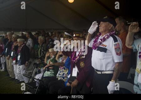 PEARL HARBOR (31. 7, 2018) Gästen stehen für die Nationalhymne während der Nationalen Pearl Harbor Erinnerung Tag der 77-jährige Jubiläumsfeier. Die Zeremonie wurde in Erinnerung an die 2.390 amerikanischen Verluste während der Angriff auf Pearl Harbor verloren gehalten und auf der Frieden und Wohlstand geschmiedet von allen, die auf gekämpft zu reflektieren. Stockfoto