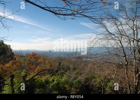 Blick auf Kyoto von fushimi Inari Taisha Shrine, Kyoto, Japan. Stockfoto