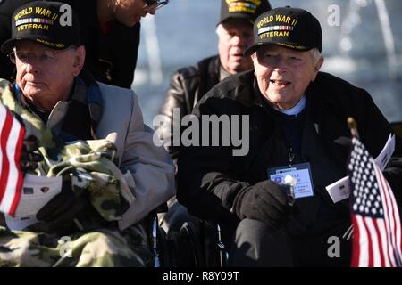 Weltkriegveterane Buddy Sutton und Lyle Vogel sind Ehrengäste bei der Pearl Harbor Tag Ereignis, das im 2. Weltkrieg Memorial, Washington, D.C., Dez. 7, 2018. Sutton und Vogel reiste nach Washington, D.C., mit 10 anderen Weltkriegveterane auf eine Ehre Flug von Austin, Texas. Beide Männer wurden in der Marine. Im Zweiten Weltkrieg wurden die Aufgaben Suton Transport der Matrosen und Marines; Vogel diente in der Pacific Theater als Einweisende und eine Einweisende erster Klasse. Stockfoto