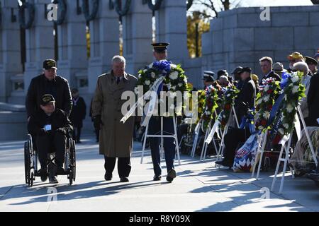 Weltkrieg II Navy Veteran Lyle Vogel, im Rollstuhl, nimmt teil an einem Kranz Präsentation auf der Pearl Harbor Tag Ereignis, das im 2. Weltkrieg Memorial, Washington, D.C., Dez. 7, 2018. Vogel, der von seinem Sohn mit Rädern, Vietnam Veteran Steve Bird, war Teil einer Ehre Flug von Austin, Texas. Sie reiste in die Hauptstadt der Nation auf einer speziellen Pearl Harbor Erinnerung Flug, Kennzeichnung, 77 Jahre seit der Überraschungsangriff auf Oahu, Hawaii. Stockfoto