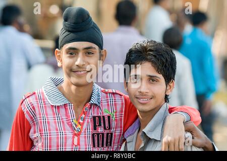 Indien, Rajasthan, Nawalgarh, zwei Jungen auf der Straße lächeln Stockfoto