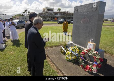 Mitglieder der Japanischen religiösen Ausschuss für World Federation beten über die Klipper Denkmal während ihres Besuchs in Marine Corps Base Hawaii, Dez. 7, 2018. Die Gruppe Jährlich besucht die Basis Gebete und Respekt am Pazifik War Memorial, die Klipper Memorial und dem japanischen Lt Fusata Iida Absturzstelle Marker zu bieten. Stockfoto