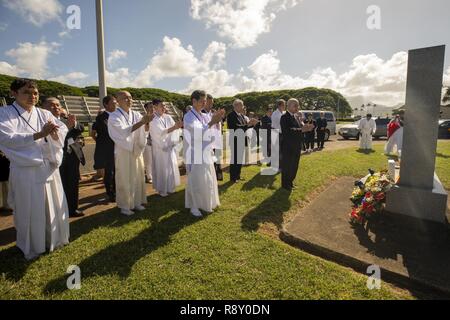 Mitglieder der Japanischen religiösen Ausschuss für World Federation beten über die Klipper Denkmal während ihres Besuchs in Marine Corps Base Hawaii, Dez. 7, 2018. Die Gruppe Jährlich besucht die Basis Gebete und Respekt am Pazifik War Memorial, die Klipper Memorial und dem japanischen Lt Fusata Iida Absturzstelle Marker zu bieten. Stockfoto