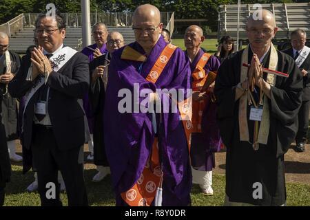 Mitglieder der Japanischen religiösen Ausschuss für World Federation beten über die Klipper Denkmal während ihres Besuchs in Marine Corps Base Hawaii, Dez. 7, 2018. Die Gruppe Jährlich besucht die Basis Gebete und Respekt am Pazifik War Memorial, die Klipper Memorial und dem japanischen Lt Fusata Iida Absturzstelle Marker zu bieten. Stockfoto