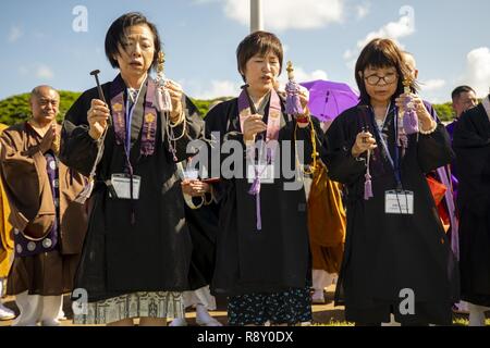 Mitglieder der Japanischen religiösen Ausschuss für World Federation singen ein religiöser Gesang an der Klipper Denkmal während ihres Besuchs in Marine Corps Base Hawaii, Dez. 7, 2018. Die Gruppe Jährlich besucht die Basis Gebete und Respekt am Pazifik War Memorial, die Klipper Memorial und dem japanischen Lt Fusata Iida Absturzstelle Marker zu bieten. Stockfoto