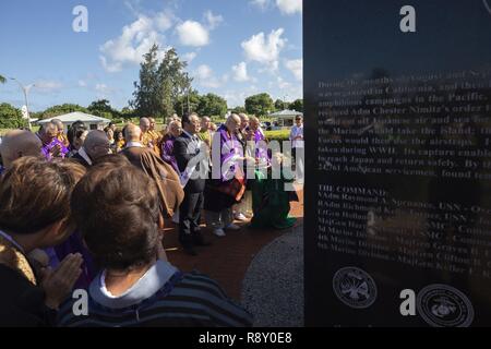 Mitglieder der Japanischen religiösen Ausschuss für World Federation beten über dem Pazifik War Memorial während ihres Besuchs in Marine Corps Base Hawaii, Dez. 7, 2018. Die Gruppe Jährlich besucht die Basis Gebete und Respekt am Pazifik War Memorial, die Klipper Memorial und dem japanischen Lt Fusata Iida Absturzstelle Marker zu bieten. Stockfoto