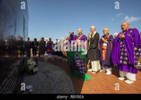 Mitglieder der Japanischen religiösen Ausschuss für World Federation beten über dem Pazifik War Memorial während ihres Besuchs in Marine Corps Base Hawaii, Dez. 7, 2018. Die Gruppe Jährlich besucht die Basis Gebete und Respekt am Pazifik War Memorial, die Klipper Memorial und dem japanischen Lt Fusata Iida Absturzstelle Marker zu bieten. Stockfoto