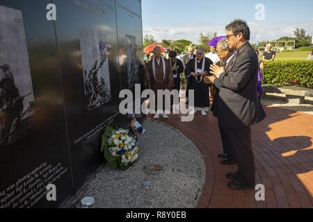 Mitglieder der Japanischen religiösen Ausschuss für World Federation beten über dem Pazifik War Memorial während ihres Besuchs in Marine Corps Base Hawaii, Dez. 7, 2018. Die Gruppe Jährlich besucht die Basis Gebete und Respekt am Pazifik War Memorial, die Klipper Memorial und dem japanischen Lt Fusata Iida Absturzstelle Marker zu bieten. Stockfoto